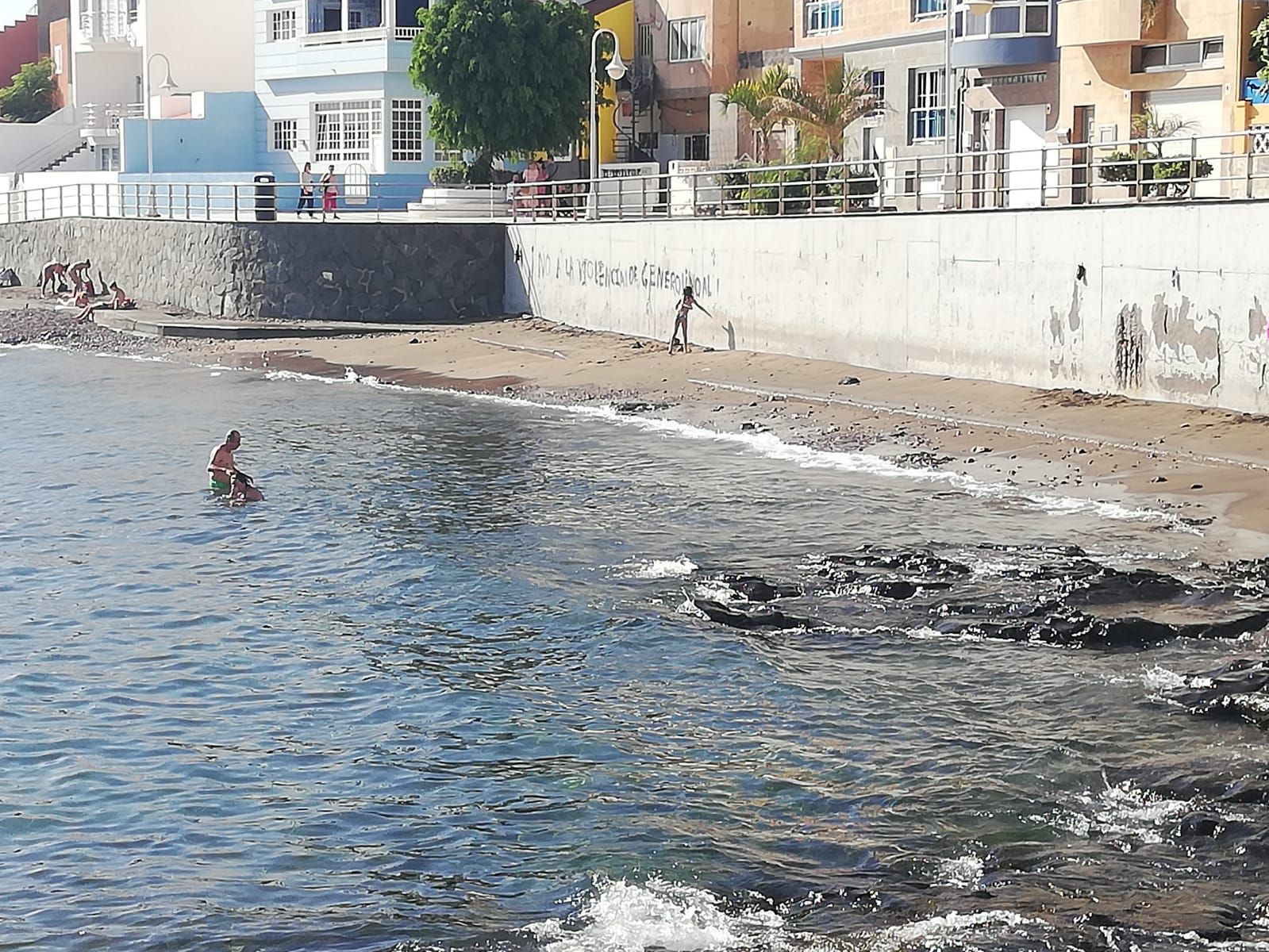 Mensajes de arena de una niña contra la violencia de arena y el bullying en Arinaga