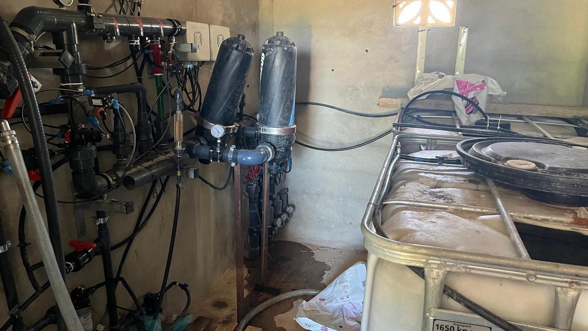 El interior de la caseta de riego que ha sufrido un asalto.