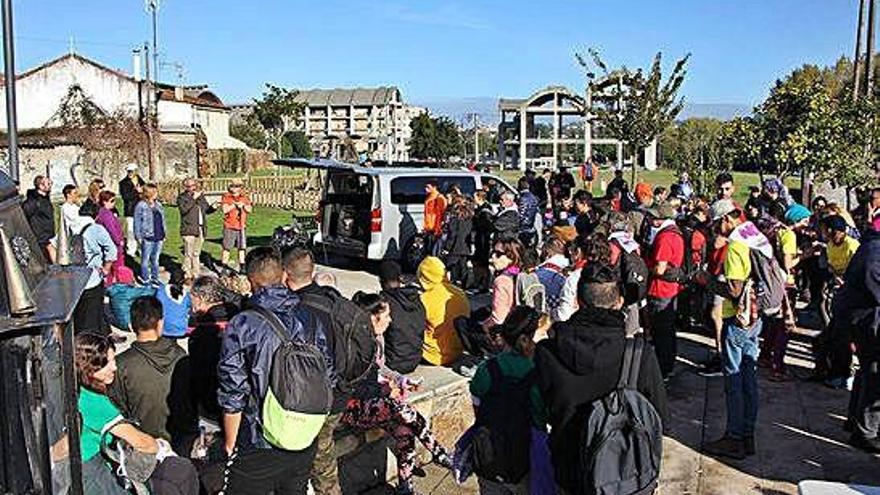 Participantes en una actividad en el Camiño Inglés, en O Burgo.