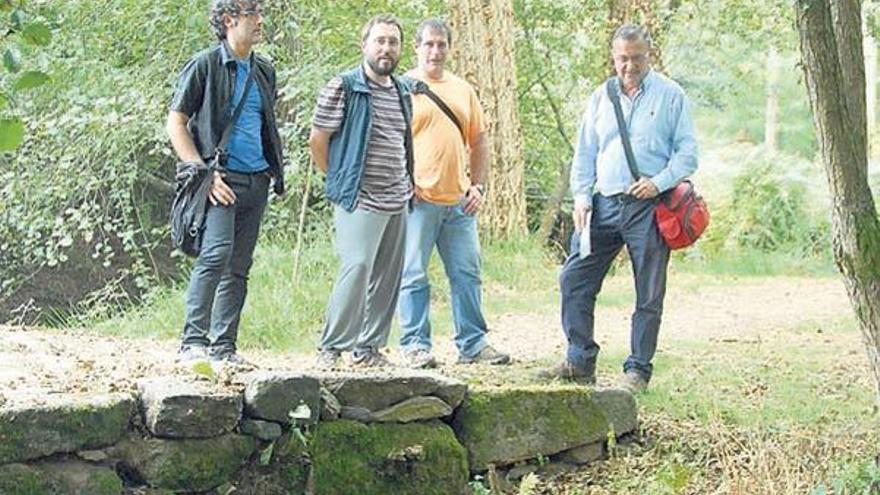 Participantes en la visita guiada por las riberas de Os Gafos. // N. Parga