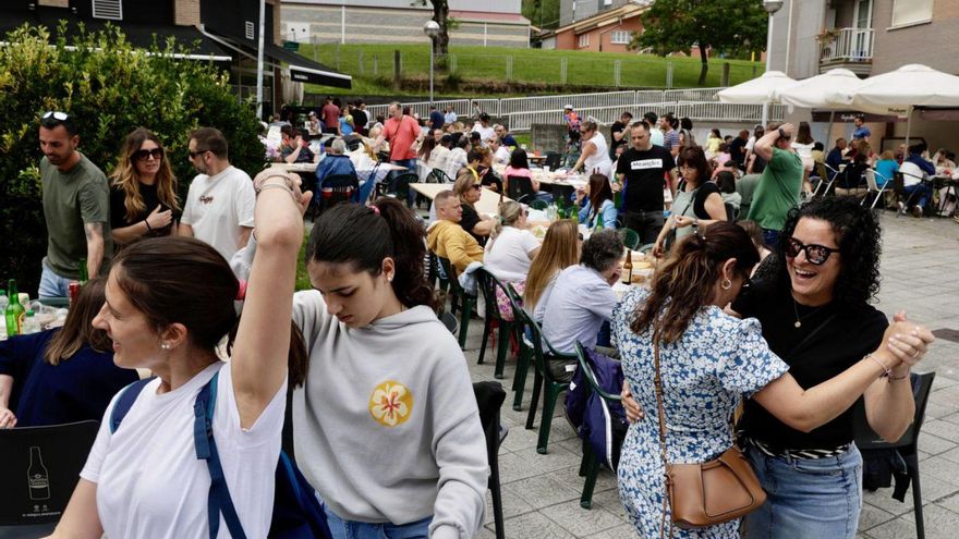 Ambiente festivo en Villalegre, este pasado 8 de junio. | JUAN PLAZA