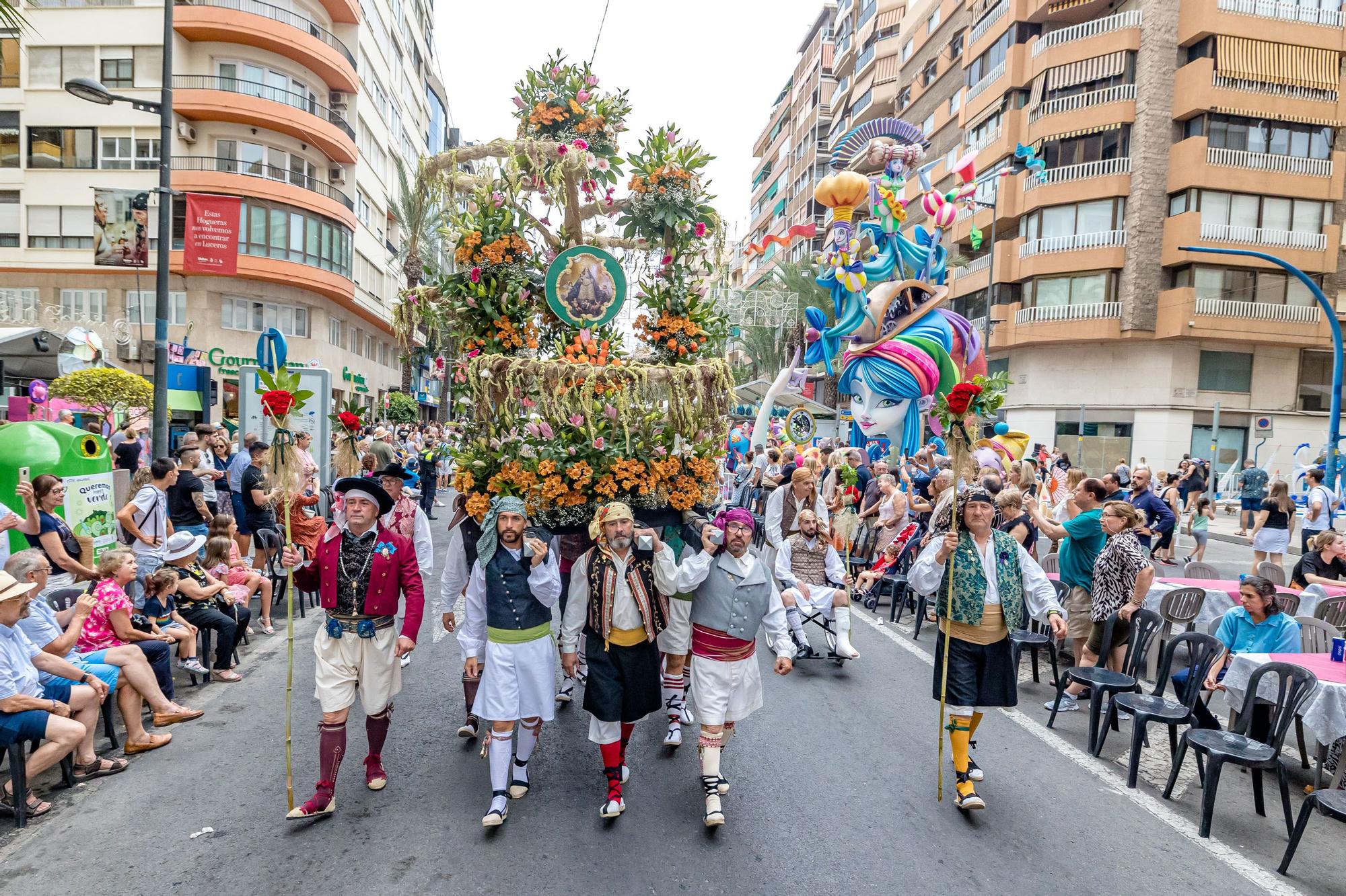 La Ofrenda de flores de las Hogueras 2022 en imágenes