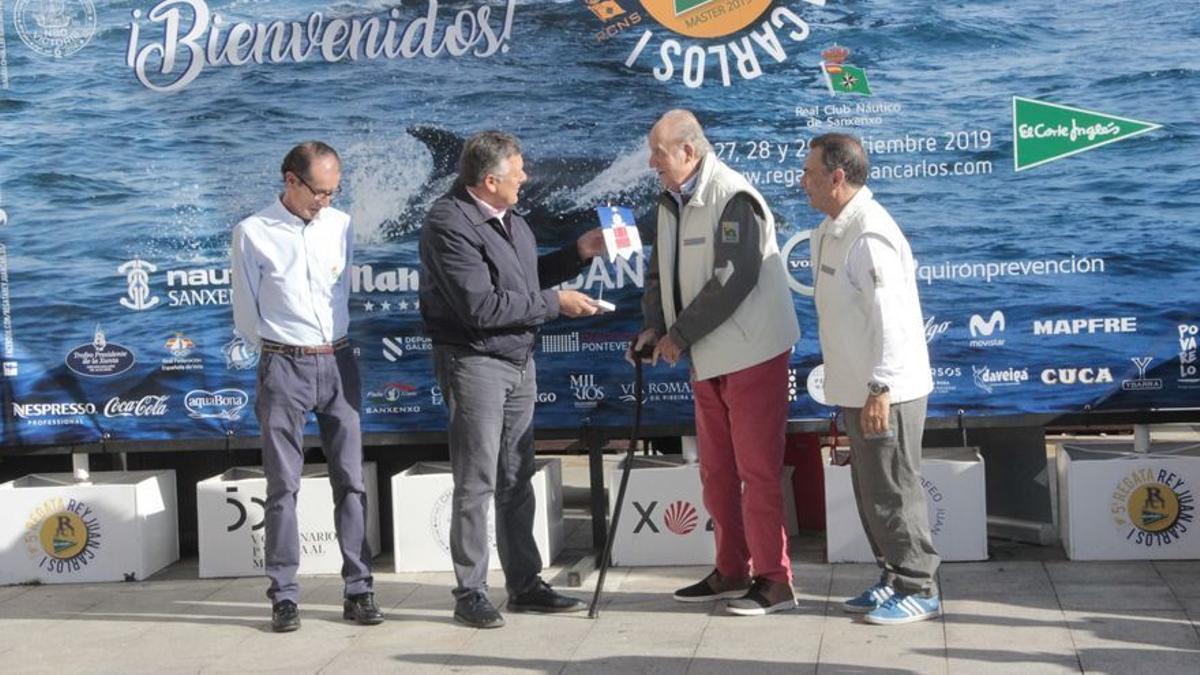 Una de las últimas regatas en las que participó el rey Juan Carlos en Sanxenxo en 2019, en la entrega de premios con el alcalde de Sanxenxo.