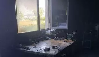 Trasladada una persona mayor por inhalar humo en un fuego en su casa en Carral