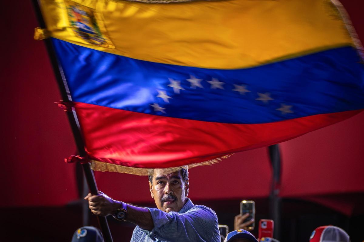 Nicolás Maduro ondea una bandera de Venezuela durante el cierre de la campaña, el jueves en Caracas.