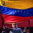 Nicolás Maduro ondea una bandera de Venezuela durante el cierre de la campaña, el jueves en Caracas.