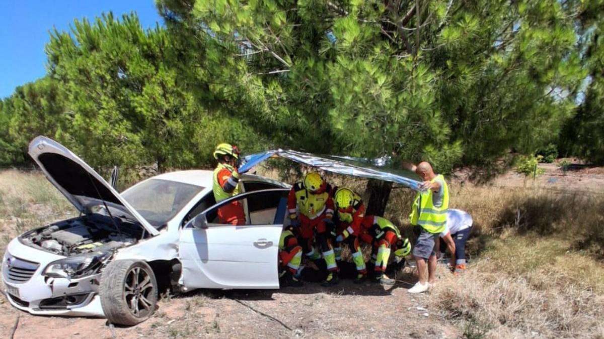 Intervención de los bomberos del Consorci Provincial de València durante el accidente.