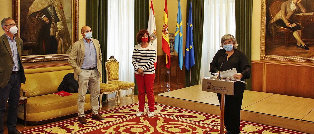 Por la izquierda, Pedro Guerrero, Gonzalo Canga, Dolores Patón y Ana González, durante la presentación del borrador del convenio, ayer, en el salón de recepciones del Ayuntamiento. | Pablo Solares