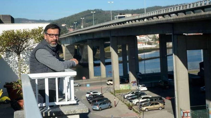 Un residente, en su casa ante el puente de la AP-9 en Mollabao. // RV