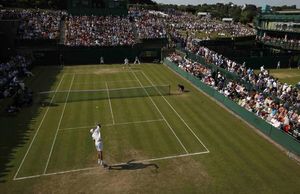 John Isner serveix contra Nicolas Mahut durant el cinquè set del partit més llarg de la història del tennis. L’americà va necessitar més d’11 hores per passar a la segona ronda del torneig de Wimbledon, a Londres.
