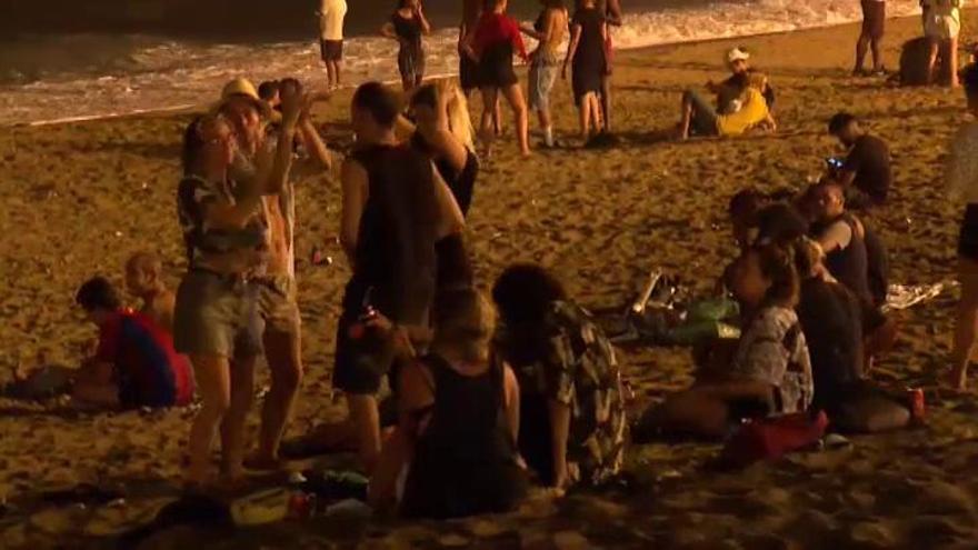 Descontrol en los macrobotellones de Barcelona: "Nos ponemos la mascarilla solo cuando viene la Policía"