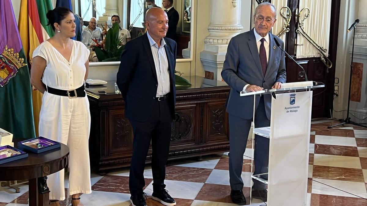 Un momento del acto de este lunes en el Ayuntamiento, con De la Torre, López Nieto y Losada.