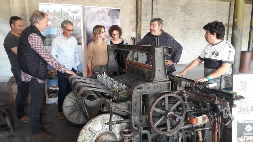 Membres del consistori i de la comissió organitzadora amb el teler de l´època, ahir a la fàbrica Burés