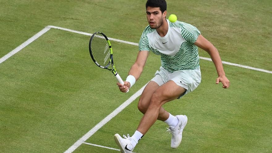 Carlos Alcaraz devuelve una bola en el partido de primera ronda en Queen’s.