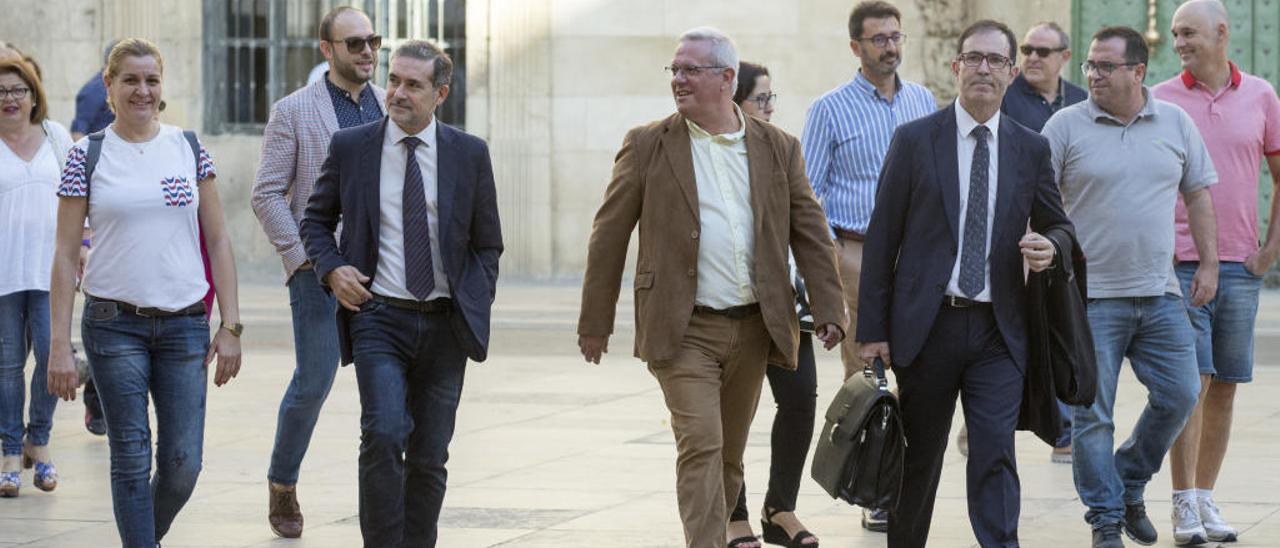 Lalo Díez y Pedro de Gea, rodeados de amigos, llegan a la Audiencia. Minutos después, lo hizo Echávarri.