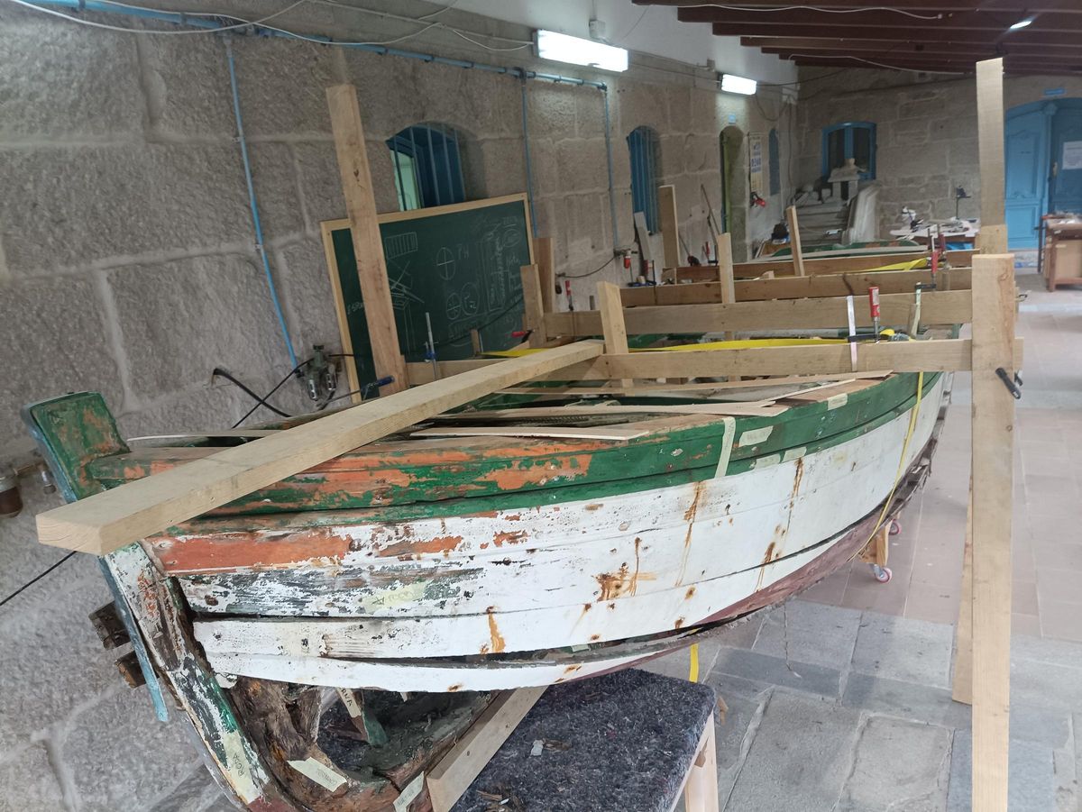 El bote “Manuel” en los talleres del Pazo de Pousadouro antes de iniciar el proceso de restauración por los alumnos del obradoiro.