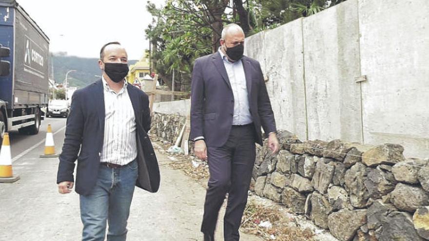 Enrique Arriaga (derecha) y Tomás Félix García durante su visita a la carretera de La Montañeta, en Los Realejos.