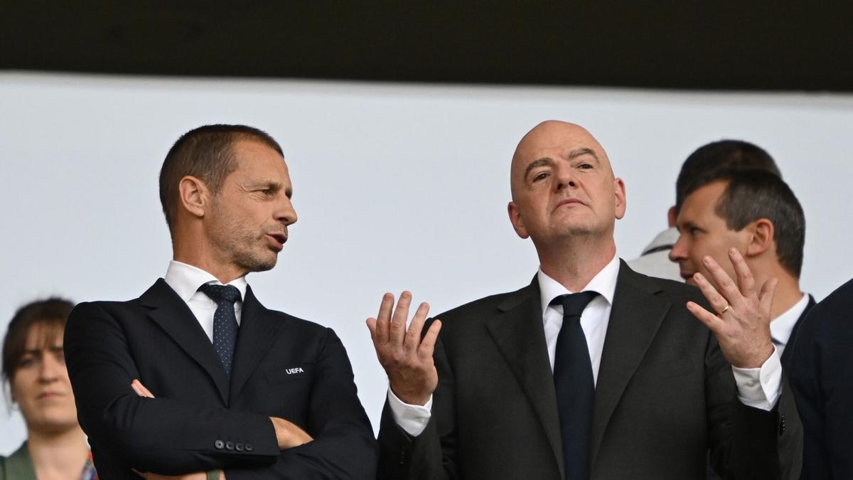 El presidente de la UEFA Aleksander Ceferin y el jefe de la FIFA Gianni Infantino.