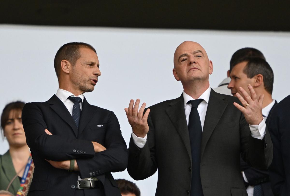29/06/2024 29 June 2024, Berlin: UEFA President Aleksander Ceferin (l) and FIFA President Gianni Infantino in the stands ahead of the UEFA Euro 2024 round of 16 soccer match between Switzerland and Italy at Olympiastadion Berlin. Photo: Robert Michael/dpa DEPORTES Robert Michael/dpa