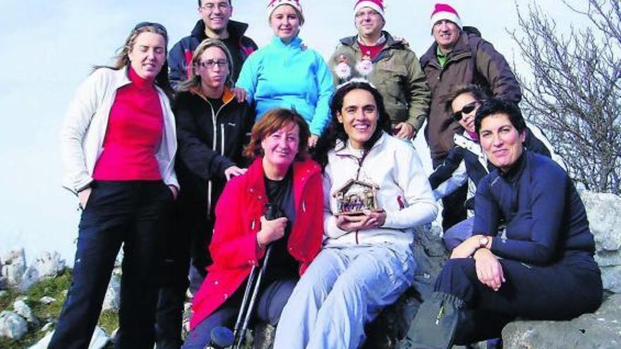 Algunos integrantes del grupo de amigos «Los Engañaos», tras colocar su belén de cumbres en la Xamoca, Sobrescobio.