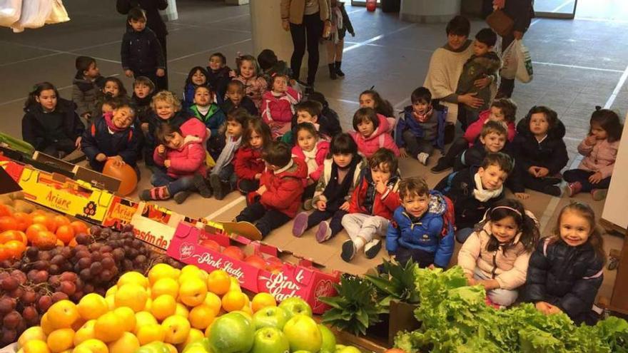 Los niños durante su visita a la plaza de abastos de Llanes.