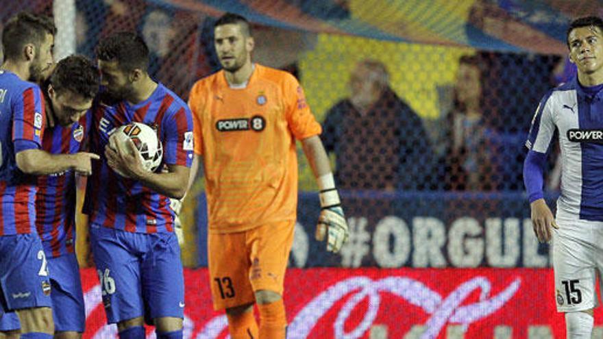 Los jugadores del Levante celebran el empate.