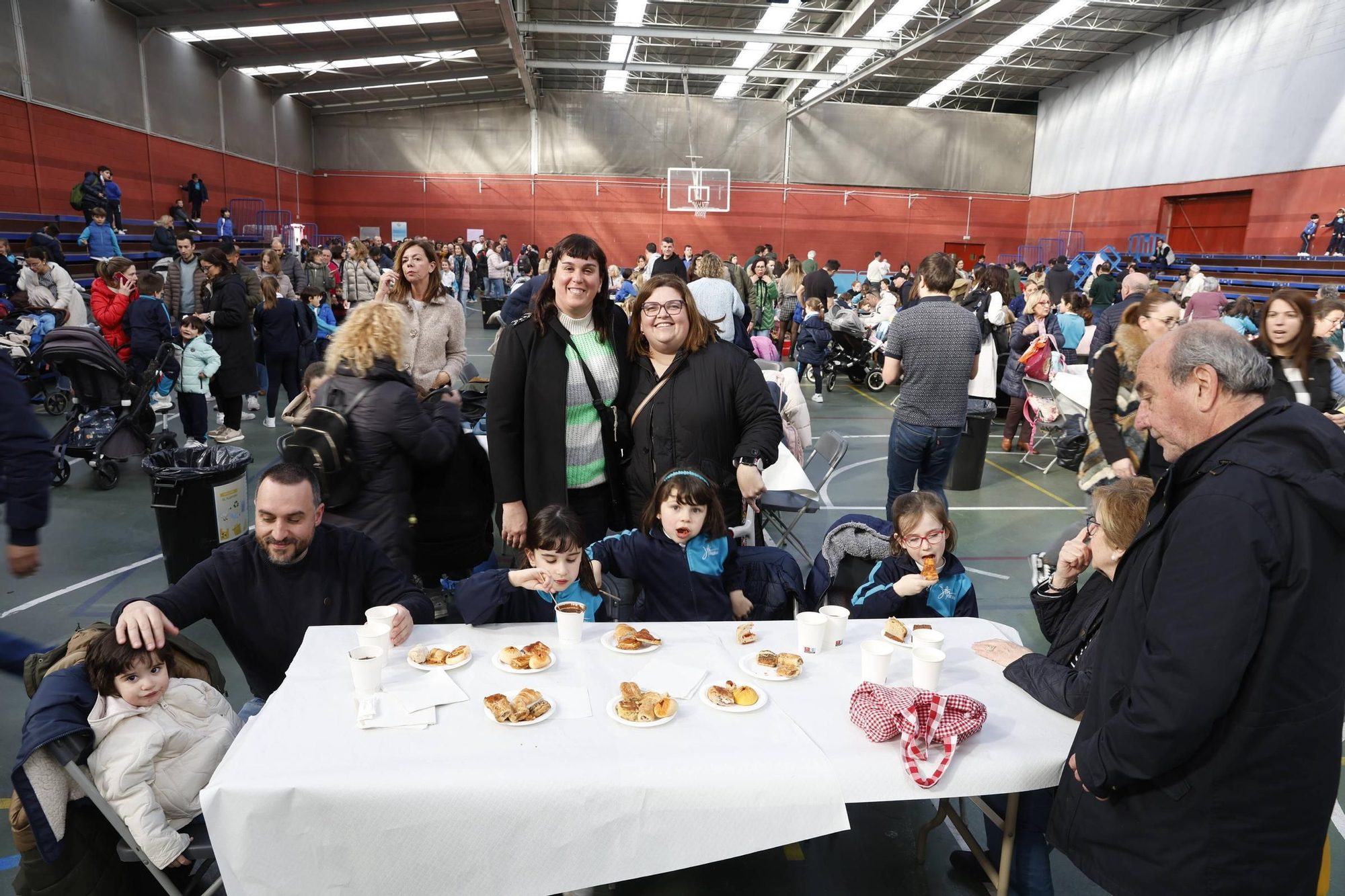 Así fue la merienda solidaria en los jesuitas de Gijón (en imágenes)