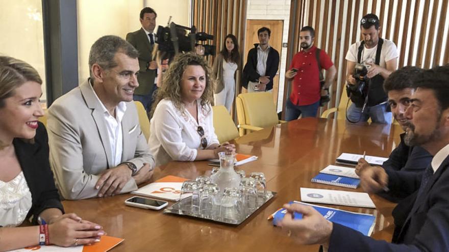 Instantes antes del arranque de la reunión entre PP y Cs en el Ayuntamiento de Alicante