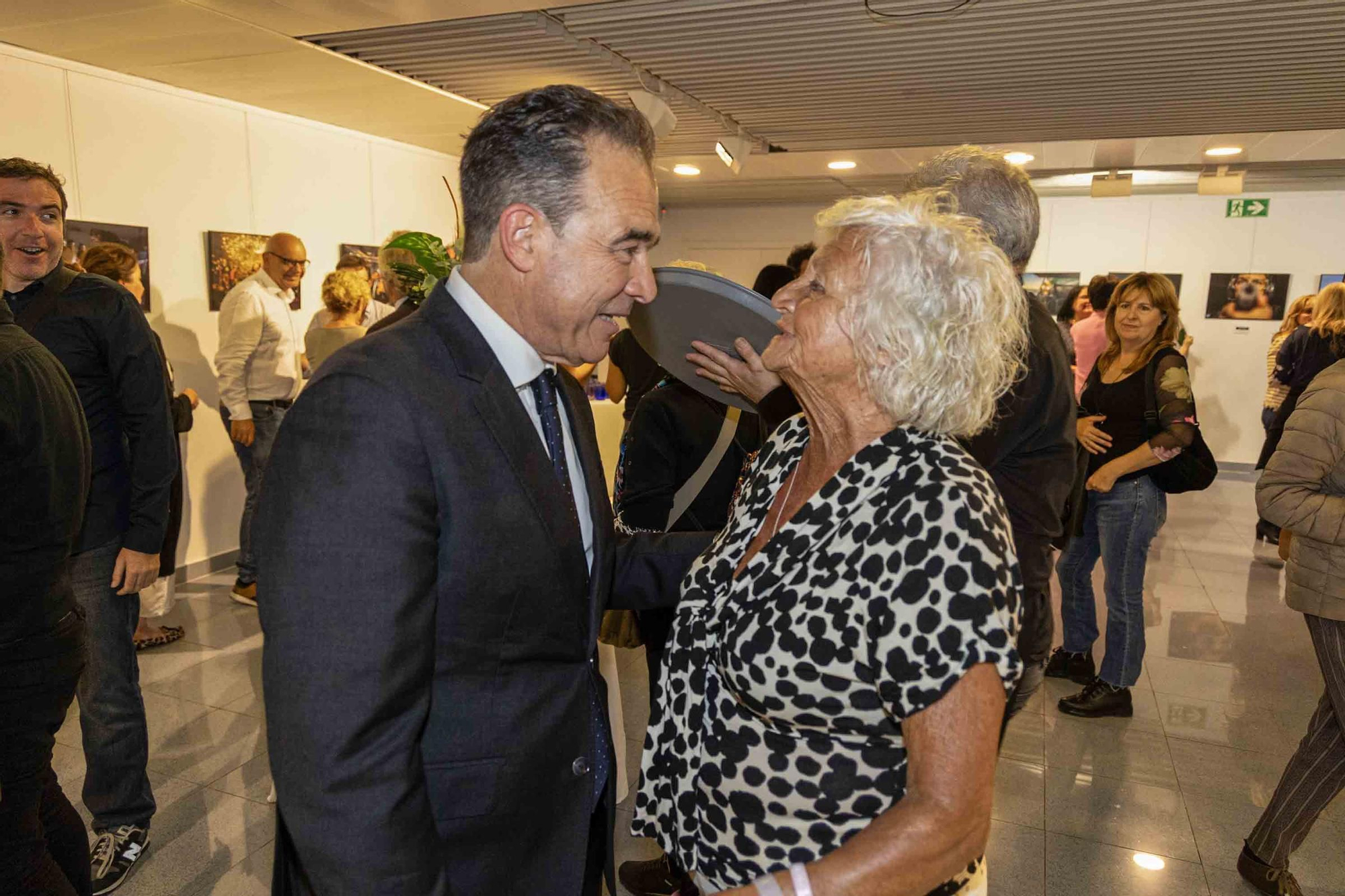 lleno total en la inauguración de INFotoperiodistas 2024,. un año de fotografía de prensa en Alicante