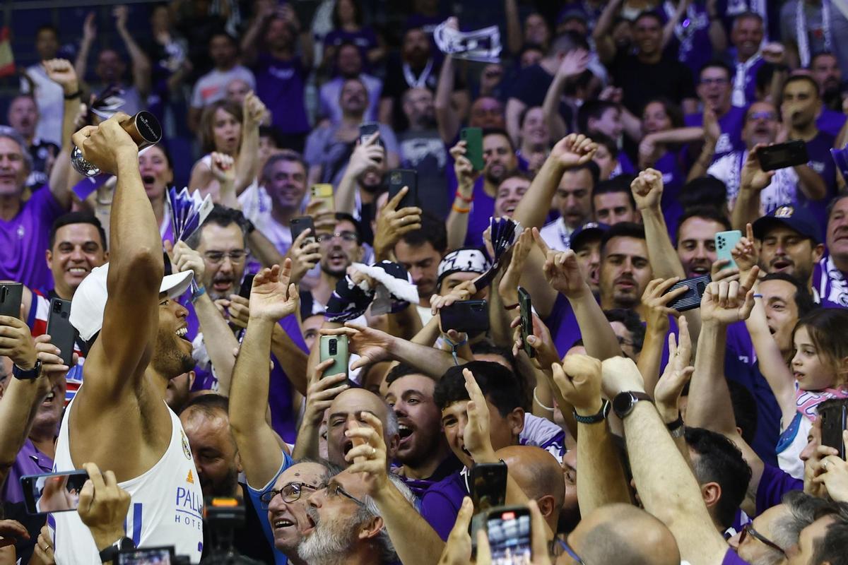 MADRID, 19/06/2022.- El pivot caboverdiano del Real Madrid, Walter Tavares, celebra con los aficionados blancos la consecución del título de la Liga Endesa tras vencer al Barça en el cuarto encuentro que han disputado hoy domingo en el WiZink Center de Madrid. EFE/Sergio Pérez.