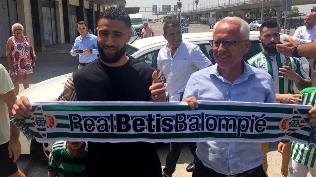 Fekir aterrizó este lunes a Sevilla para firmar por el Betis