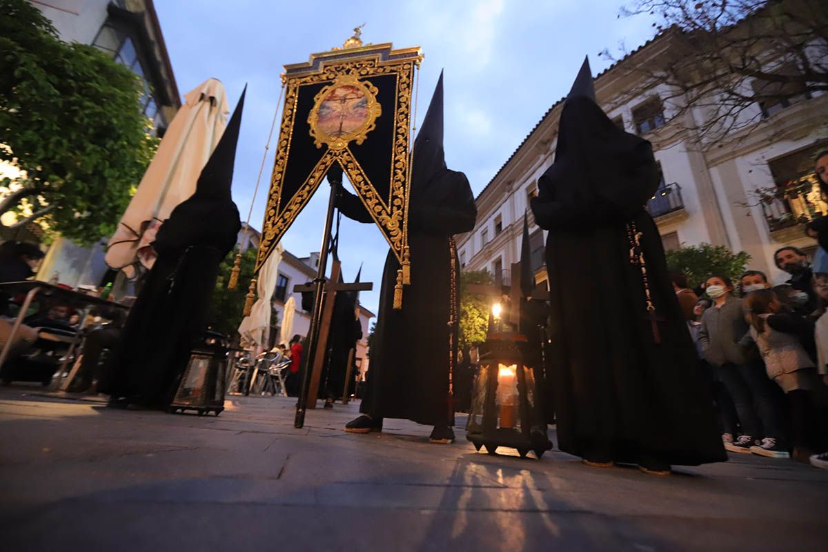 La cofradía del Vía Crucis desafía la lluvía