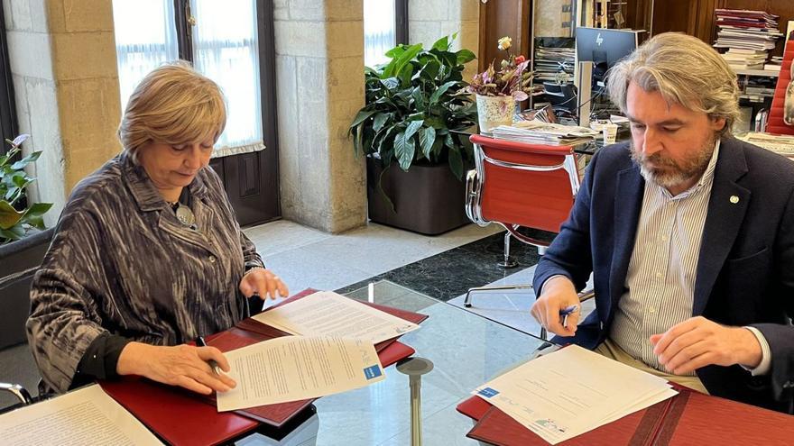 Mariví Monteserín e Ignacio Calviño, ayer, durante la firma de la renovación del acuerdo entre Unicef y el Ayuntamiento de Avilés.