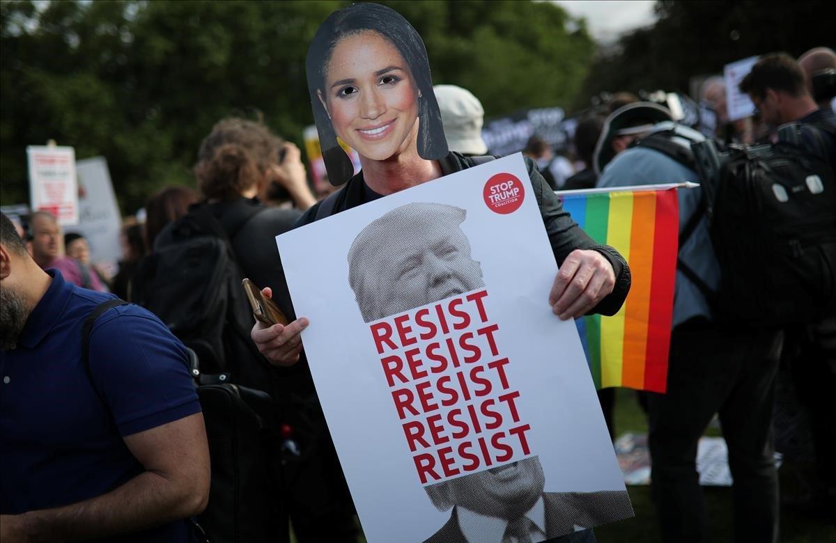 Una persona protesta frente al Palacio de Buckingham durante la visita del Presidente de los Estados Unidos, Donald Trump y la Primera Dama Melania Trump, en Gran Bretaña. Curiosamente la manifestante lo hace ataviada con una careta de la duquesa de Sussex, la estadounidense Meghan Markle, a quien Trump calificó de ’horrible’.