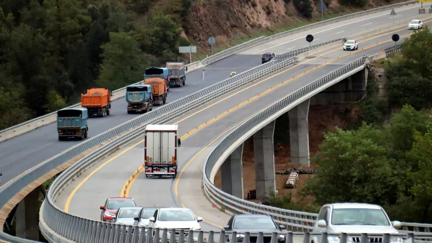 Fan proves de càrrega amb camions al viaducte de Sant Sadurní d'Osormort