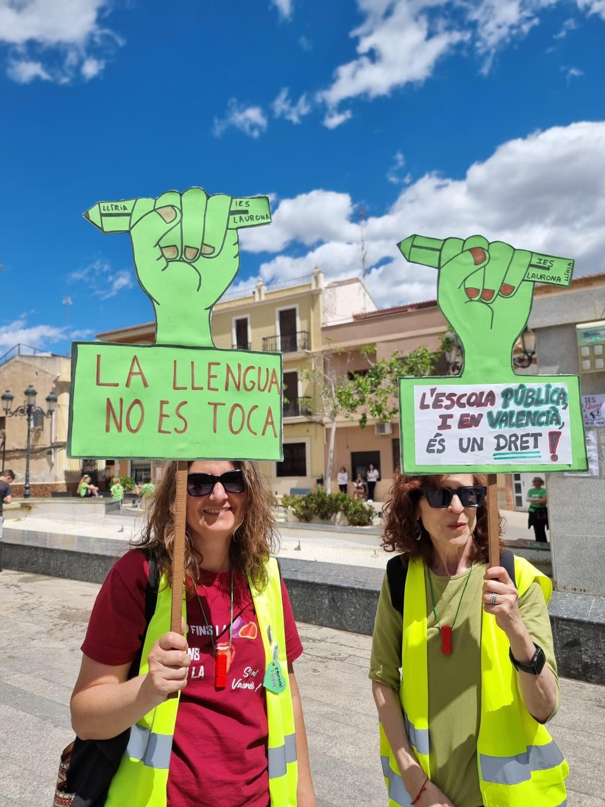 Profesorado manifestándose en la plaza del Ayuntamiento de Riba-roja de Túria.
