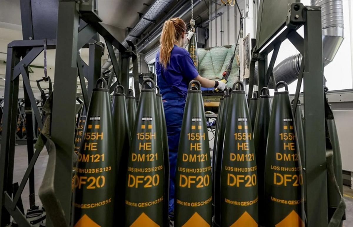 Una trabajadora en una de las factorías del grupo Rheinmetall, que tiene dos fábricas en El Gordo y Navalmoral.