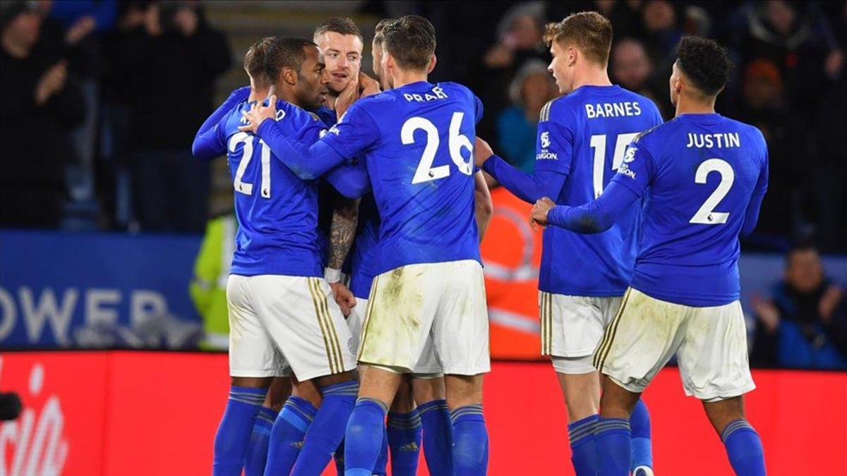 Jugadores del Leicester celebran el gol de Vardy