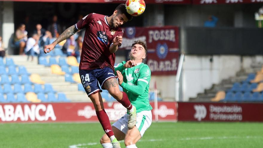 Tiago cabecea un balón ante el Zamora.