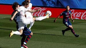 Modric dispara a puerta en el partido de ida.