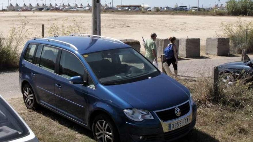 La finca privada que servía de estacionamiento en Praia América, cerrada con bloques desde el pasado verano. // Jose Lores