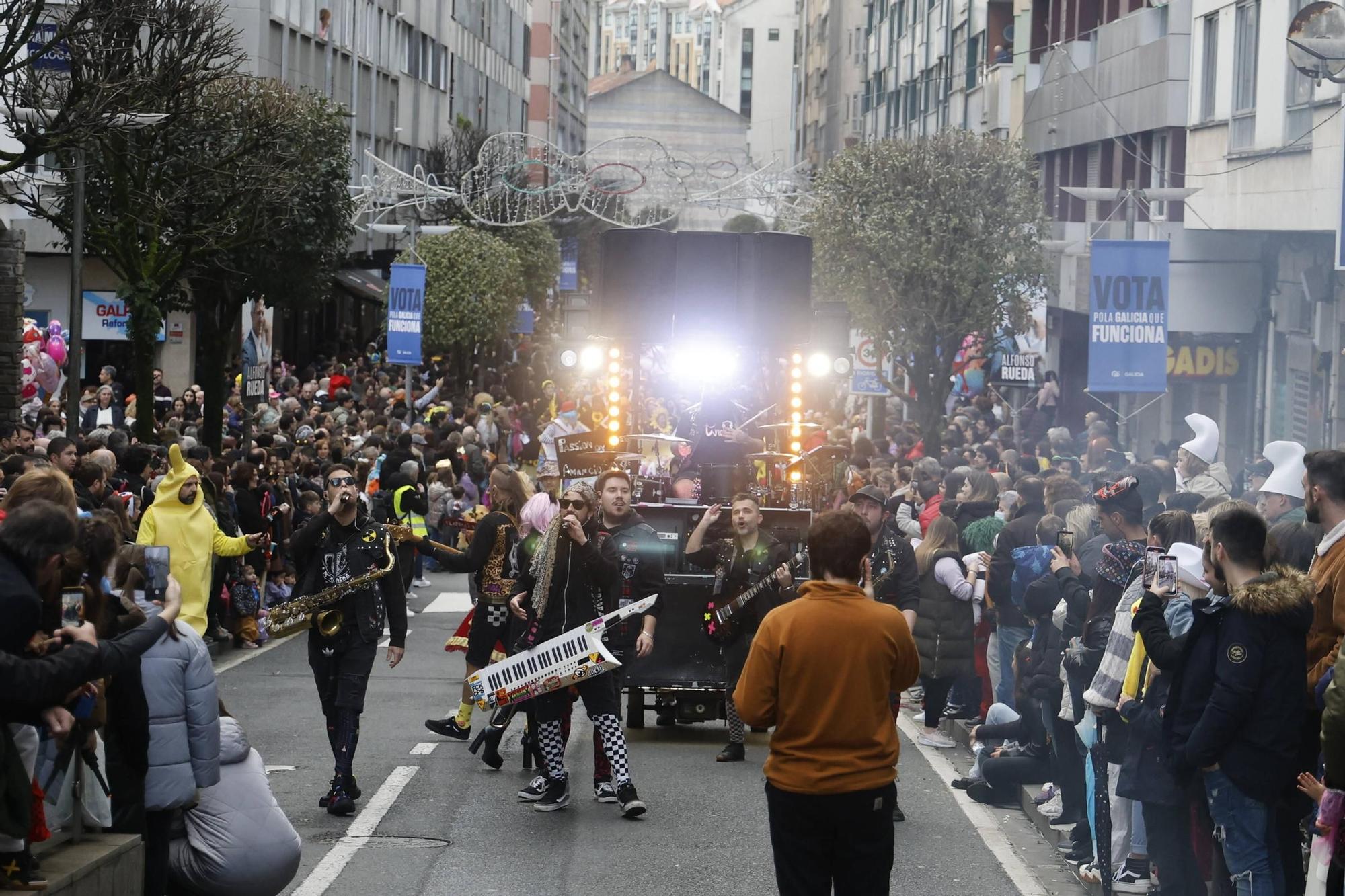 Santiago disfruta del tradicional desfile de Martes de Entroido