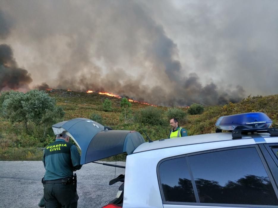 Las llamas en la parroquia de Sabaxáns ha arrasado ya veinte hectáreas. La humareda visible en la ría de Vigo.