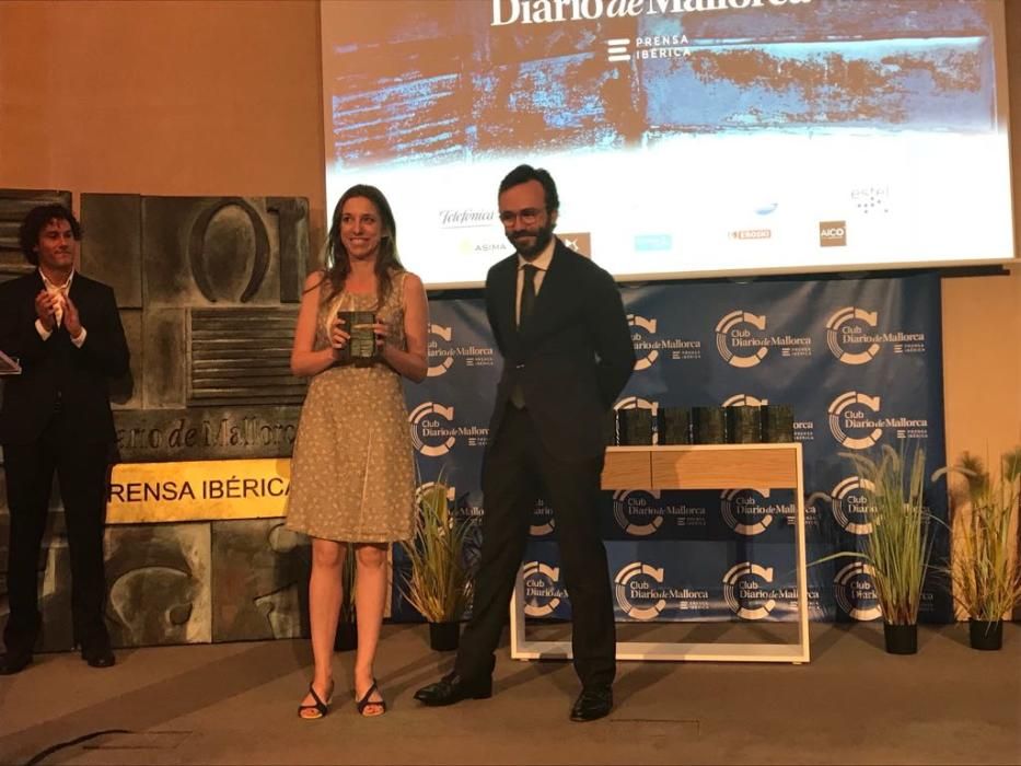 Llucia Ramis, Premi Diario de Mallorca de Literatura, recibe su premio de manos de Aitor Moll, consejero delegado de Prensa Ibérica