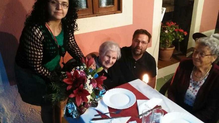 Isaura Caramés sopla 100 velas en Castro de Arriba