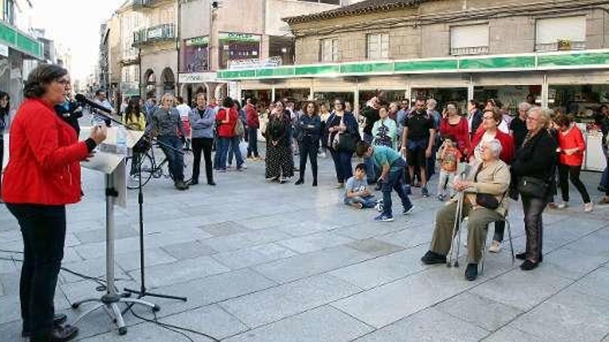 Inauguración ayer de la Feria del Libro en Porriño. // A. Hernández.