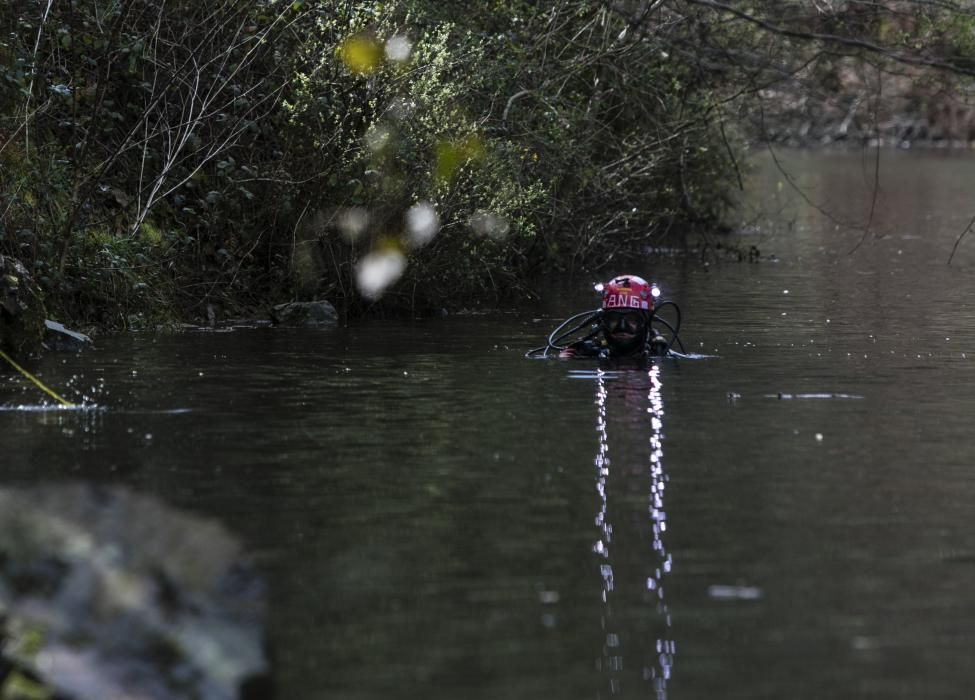 Los agentes siguen buscando en el pantano pruebas del asesinato de Paz Fernández