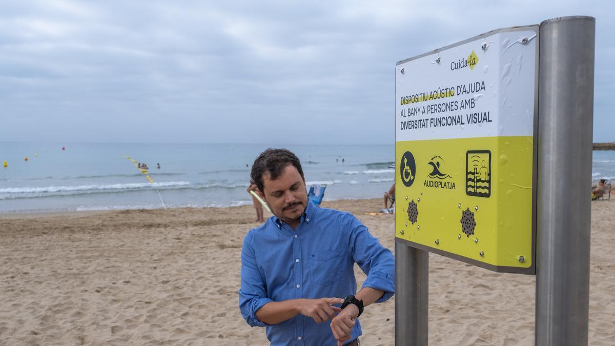 El concejal de Medio Ambiente y Espacio Público de Tarragona, Guillermo García, enseñando el nuevo sistema para que las personas invidentes puedan disfrutar del mar.