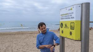 El concejal de Medio Ambiente y Espacio Público de Tarragona, Guillermo García, enseñando el nuevo sistema para que las personas invidentes puedan disfrutar del mar.