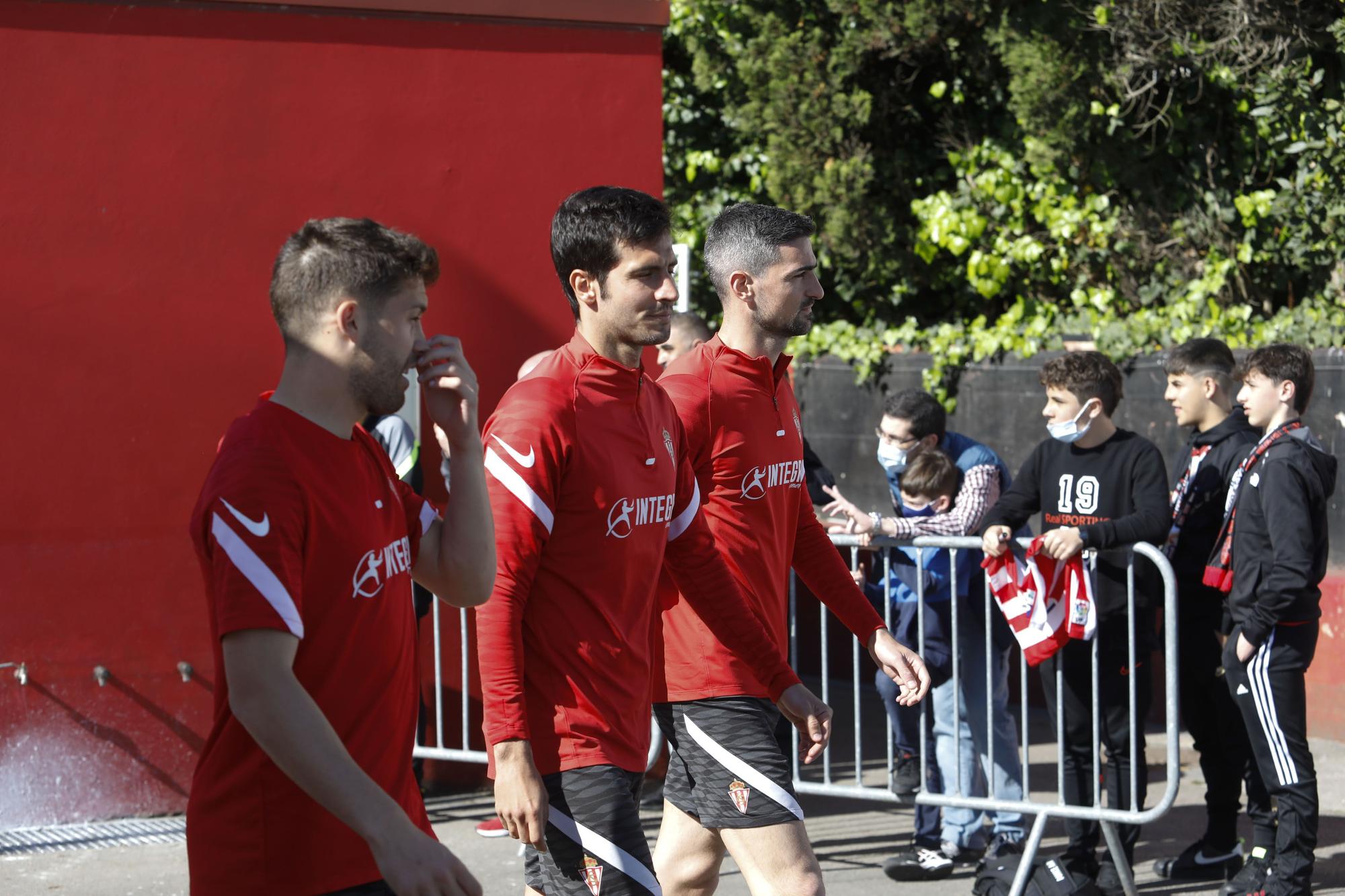 EN IMÁGENES: Más de 300 aficionados asisten al entrenamiento del Sporting antes del derbi